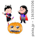 ハロウィンの仮装をした男の子と女の子 136301506