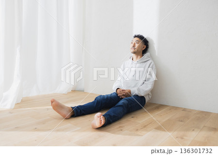 自宅でパソコンを見る女性 136301732