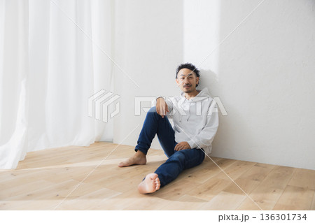 自宅でパソコンを見る女性 136301734