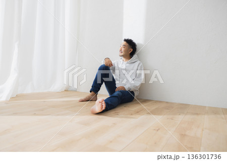 自宅でパソコンを見る女性 自宅でパソコンを見る女性 136301736