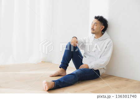 スマホを見る女性　 136301740