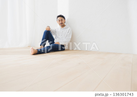 スマホを見る女性 スマホを見る女性 136301743