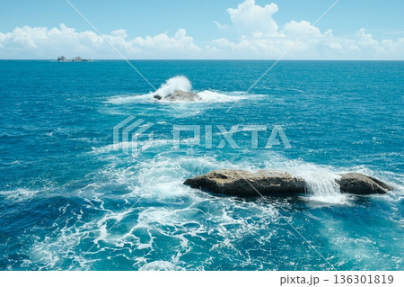 青く輝く熊野の海と白波　夏の終わりを感じる海岸風景 136301819