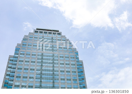高層ビルを見上げる風景 高層ビルを見上げる風景 136301850