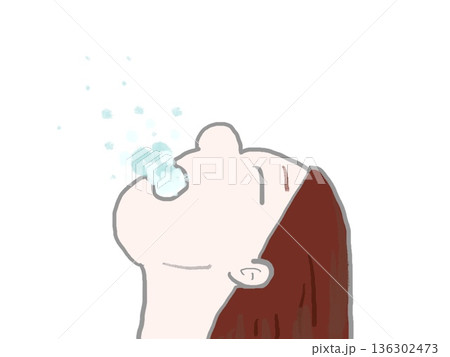 上を向いてうがいをする女性の横顔 136302473