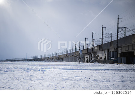 高速鉄道:雪原に続く新幹線の線路 高速鉄道:雪原に続く新幹線の線路 136302514