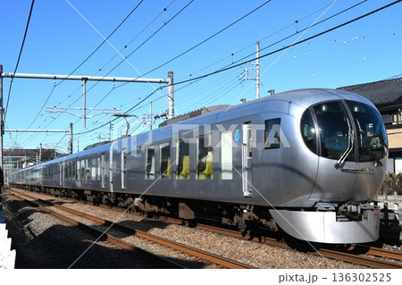 池袋へ向けて西武池袋線をゆく西武鉄道001系の特急ちちぶ号 池袋へ向けて西武池袋線をゆく西武鉄道001系の特急ちちぶ号 136302525