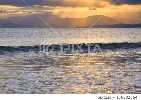 江ノ島　片瀬西浜海水浴場の夕景（神奈川県藤沢市） 136302564