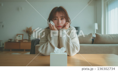 /* 花粉症でティッシュを手にする手元の春の体調不良イメージ */ /* 花粉症でティッシュを手にする手元の春の体調不良イメージ */ 136302734