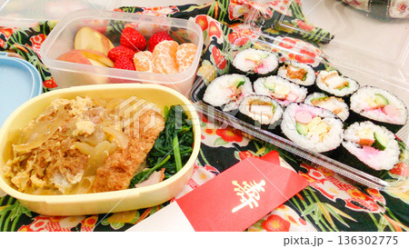 お祝いごとがあった時の美味しそうな手作り弁当 136302775