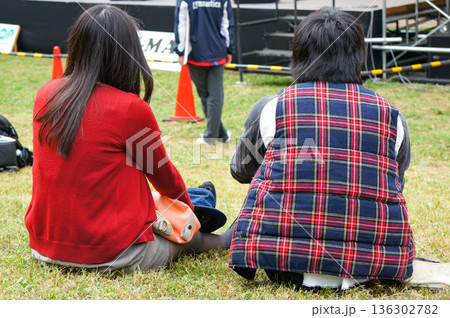 野外ライブを見に来た大学生カップルの後ろ姿 136302782