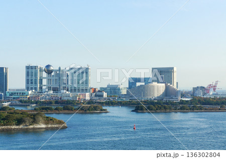 東京湾にかかるレインボーブリッジから眺めたお台場の風景 136302804