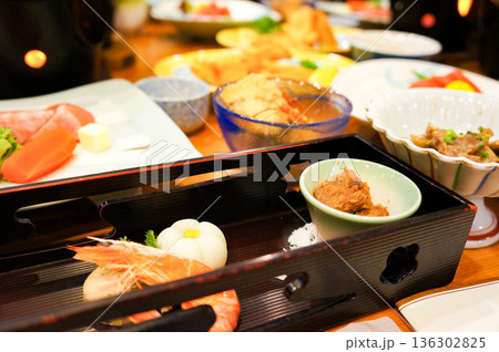 とある観光地の高級宿で提供されたディナーのコース料理 136302825