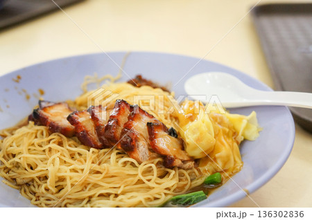 東南アジア旅行の際に現地のレストランで食べた伝統的な麺料理 東南アジア旅行の際に現地のレストランで食べた伝統的な麺料理 136302836