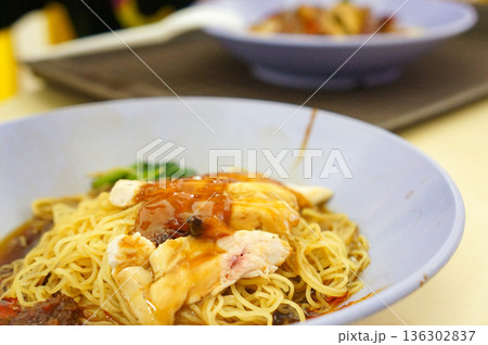 東南アジア旅行の際に現地のレストランで食べた伝統的な麺料理 136302837