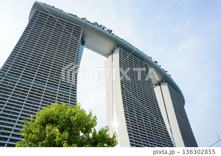 シンガポールで有名な高級ホテルを下から見上げた様子 136302855