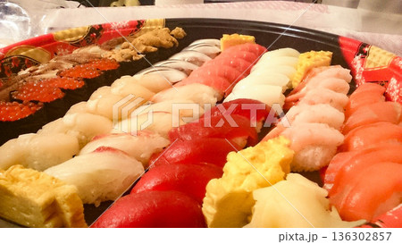 お祝いで取り寄せたたくさんのネタが詰まった寿司のデリバリー お祝いで取り寄せたたくさんのネタが詰まった寿司のデリバリー 136302857
