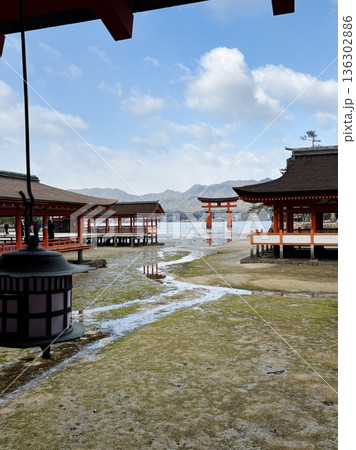 干潮時の安芸の宮島_厳島神社 136302886