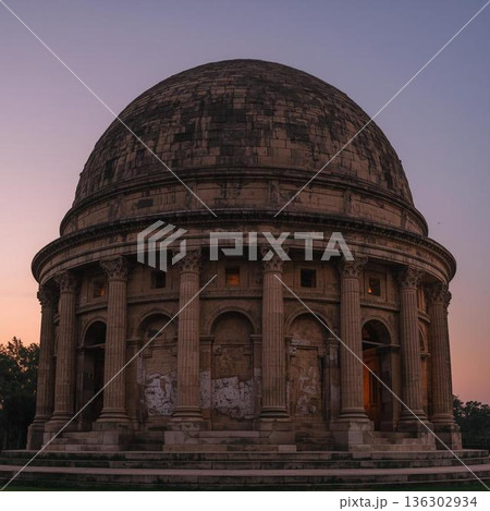 夕日に照らされるカテドラルの鐘楼 136302934