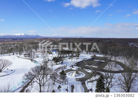 緑ヶ丘公園展望台から見る支笏湖方面 136303082