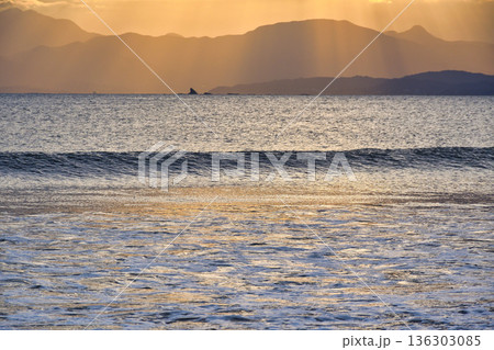 江ノ島 片瀬西浜海水浴場の夕景(神奈川県藤沢市) 江ノ島 片瀬西浜海水浴場の夕景(神奈川県藤沢市) 136303085