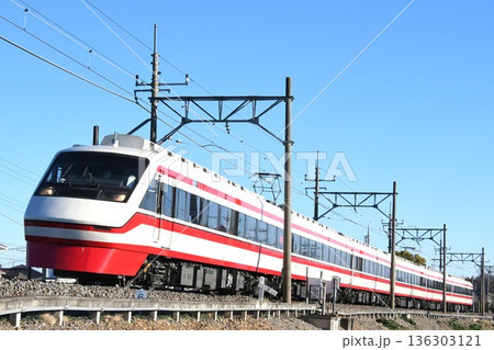 赤城へ向けて東武伊勢崎線をゆく東武鉄道200系のりょうもう号 赤城へ向けて東武伊勢崎線をゆく東武鉄道200系のりょうもう号 136303121