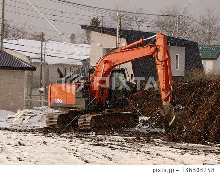 土木現場で活躍する油圧ショベル 136303258