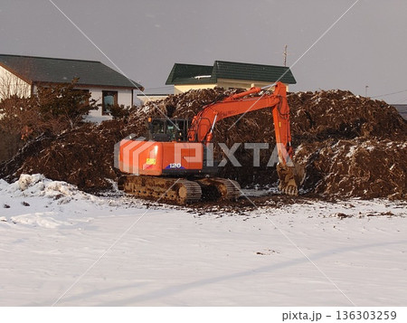 土木現場で活躍する油圧ショベル 土木現場で活躍する油圧ショベル 136303259