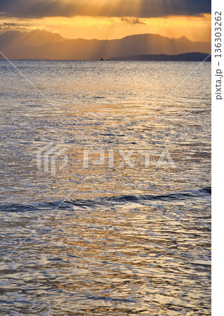 江ノ島 片瀬西浜海水浴場の夕景(神奈川県藤沢市) 江ノ島 片瀬西浜海水浴場の夕景(神奈川県藤沢市) 136303262