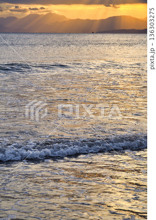 江ノ島 片瀬西浜海水浴場の夕景(神奈川県藤沢市) 江ノ島 片瀬西浜海水浴場の夕景(神奈川県藤沢市) 136303275
