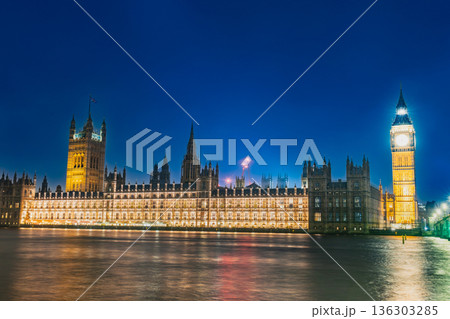 ロンドン 夜のテムズ川とライトアップされたウェストミンスター宮殿全景 ロンドン 夜のテムズ川とライトアップされたウェストミンスター宮殿全景 136303285