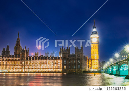 ロンドン　夜のテムズ川とライトアップされたウェストミンスター宮殿 136303286