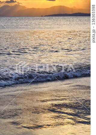 江ノ島 片瀬西浜海水浴場の夕景(神奈川県藤沢市) 江ノ島 片瀬西浜海水浴場の夕景(神奈川県藤沢市) 136303398