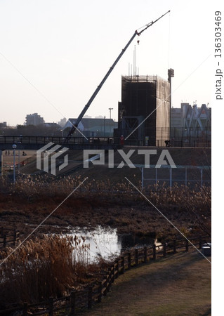 花園ラグビー場の工事現場 136303469