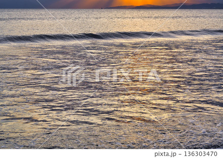 江ノ島　片瀬西浜海水浴場の夕景（神奈川県藤沢市） 136303470