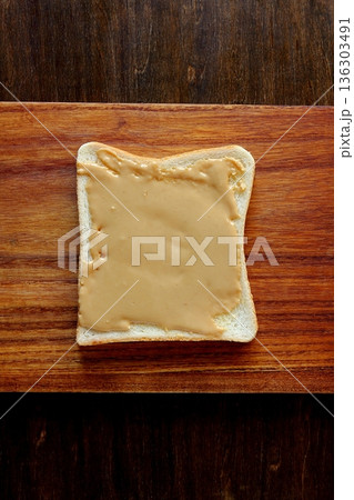 真上から見たテーブル背景のピーナッツバターを塗った食パン 136303491