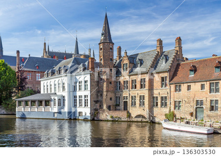 View of a secluded and peaceful canal in the historic center of Bruges. Belgium. 136303530