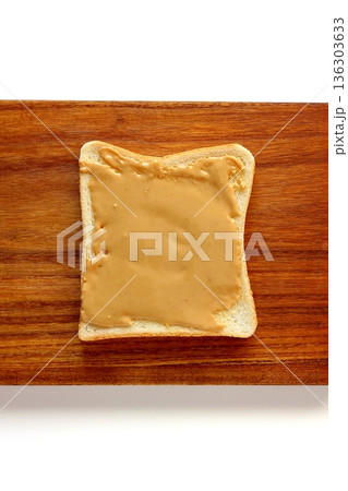真上から見た白背景のピーナッツバターを塗った食パン 真上から見た白背景のピーナッツバターを塗った食パン 136303633