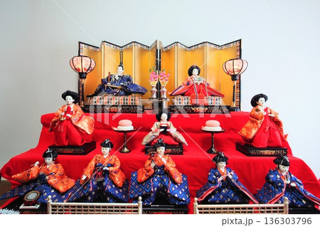 日本の伝統文化ひな祭りの雛人形 136303796