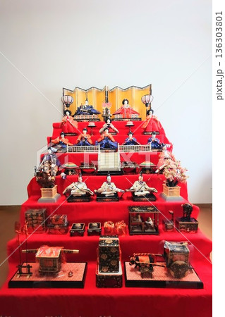 日本の伝統文化ひな祭りの雛人形 日本の伝統文化ひな祭りの雛人形 136303801