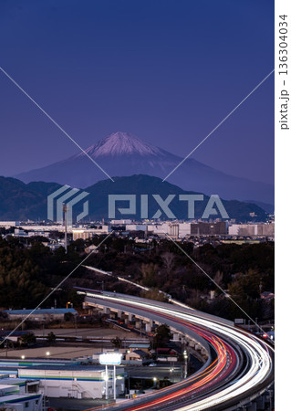 静岡県夕暮れのマジックアワーに輝く東名高速道路の光跡と富士山の絶景 136304034
