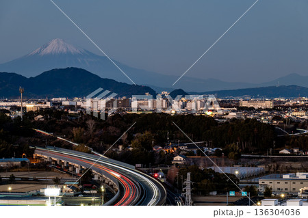 静岡県夕暮れのマジックアワーに輝く東名高速道路の光跡と富士山の絶景 136304036