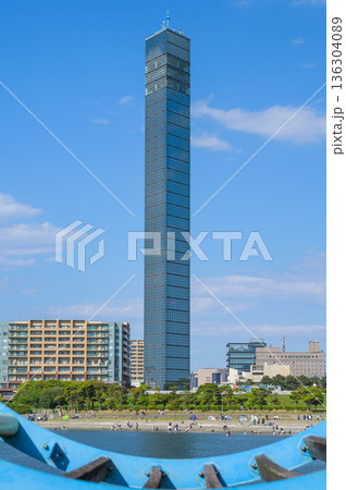 オブジェ越しに望む千葉ポートタワーの風景 オブジェ越しに望む千葉ポートタワーの風景 136304089