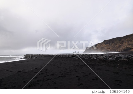 アイスランドのヴィークにあるレイニスファラの黒砂海岸 曇り空の下に広がる荒涼とした北欧の自然風景 136304149