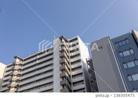 晴れた日のマンションのある風景 晴れた日のマンションのある風景 136305475