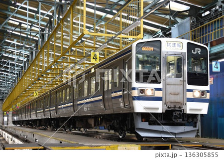 車両基地に停車する横須賀色の211系（試運転表示） 136305855