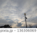 消えている街灯、雲、隠れた太陽 136306069