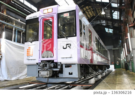 車両基地に停車する秋田リレー号カラーのキハ110系（ワンマン・快速表示） 136306216