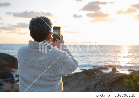 夕日を撮影する男性 夕日を撮影する男性 136306219