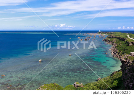 宮古島・東平安名崎のエメラルドグリーンの海と灯台の風景 宮古島・東平安名崎のエメラルドグリーンの海と灯台の風景 136306220